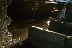 Diteror, kaca bus Mira tiba-tiba pecah diduga kena lemparan batu
