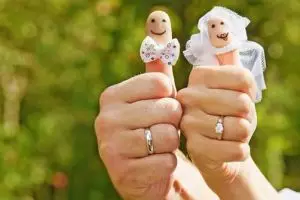 Rumah tangga orangtua & kakaknya berantakan bikin Julie takut menikah