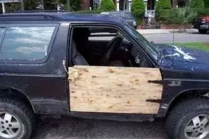 34 Foto reparasi mobil 'low budget' ini bikin ketawa ngakak, gokil!