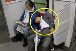 32 Ekspresi gokil pekerja di Jepang saat mabuk berat, jangan ditiru!