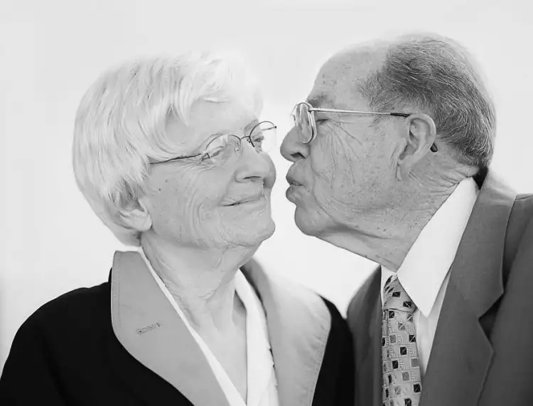 12 Pasangan lanjut usia ini romantis banget, bikin iri deh!
