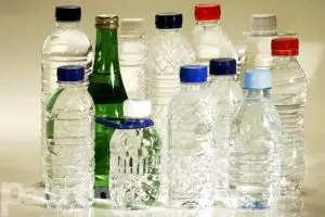 10 Alasan kamu perlu berpikir 2 kali sebelum minum air kemasan