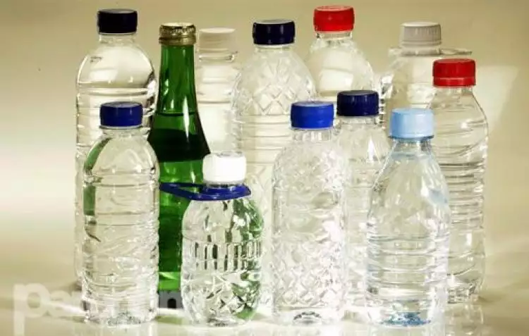 10 Alasan kamu perlu berpikir 2 kali sebelum minum air kemasan