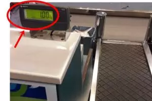 Masih kosong, timbangan di bandara Makassar sudah tunjuk beban 1 kg