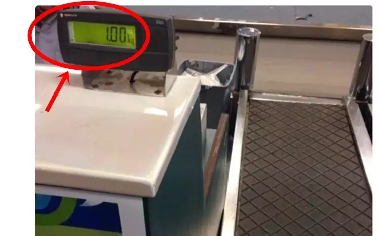 Masih kosong, timbangan di bandara Makassar sudah tunjuk beban 1 kg