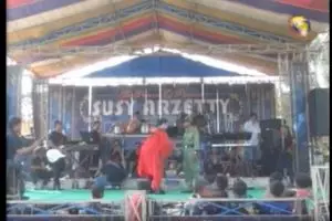 Lagi, hansip senior Indramayu kasih sambutan di konser dangdut, lucu!