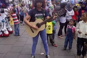Pengamen Kota Tua Jakarta ini terapkan format one man band, kreatif!