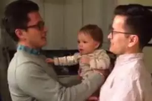 Ekspresi bingung bayi saat melihat kembaraan ayahnya bikin gemes!