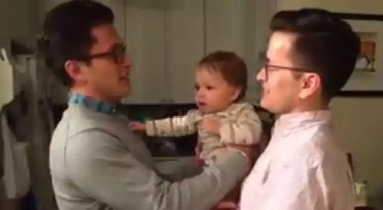 Ekspresi bingung bayi saat melihat kembaraan ayahnya bikin gemes!