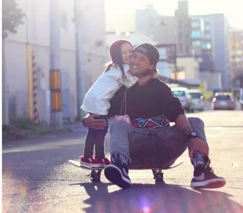 Kabar terbaru Irfan Bachdim, jadi hot papa ganteng di Jepang