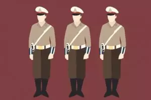 Polisi ini arogan, pukul helm yang dikenakan ibu-ibu saat razia!