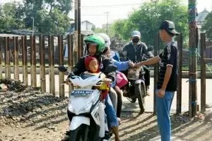 Tahta, remaja autis yang kumpulkan uang dengan menjadi 'tukang kecrek'