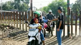 Tahta, remaja autis yang kumpulkan uang dengan menjadi 'tukang kecrek'