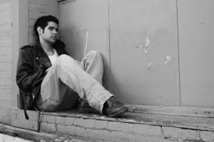 Punya pacar anak tunggal yang orangtuanya overprotective, Agus merana