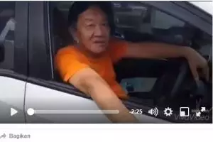 Pengendara ini melawan arah tapi dibela petugas mengaku polisi, duh!