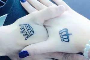 Makin kompak bareng pasangan dengan 14 tato couple nan lucu ini