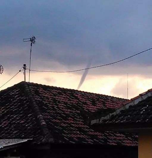 VIDEO: Ngerinya puting beliung di Selat Bali