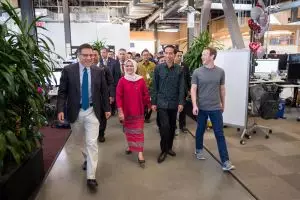 Cara kocak netizen 'sindir' kunjungan Jokowi ke markas Facebook