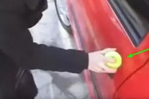 Cuma modal bola tenis, kamu bisa buka pintu mobil terkunci dari dalam