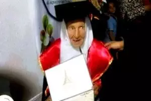 Usia 82 tahun, nenek ini berhasil raih gelar sarjana, wow!