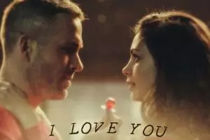 12 Alasan pasangan yang nggak romantis itu juga patut dipertahankan