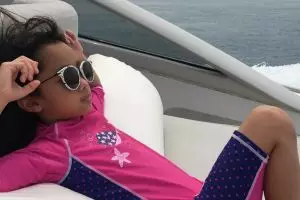 12 Foto Kimimela, cucu cantik nan modis dari keluarga Bakrie