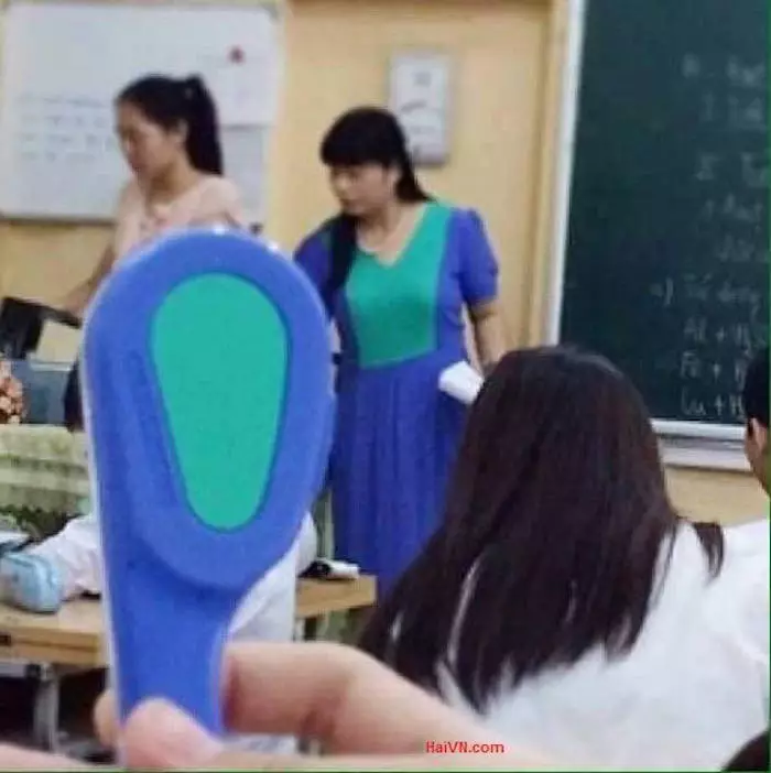 11 Warna pakaian ini mirip dengan benda-benda sekitar, malu nggak ya? 