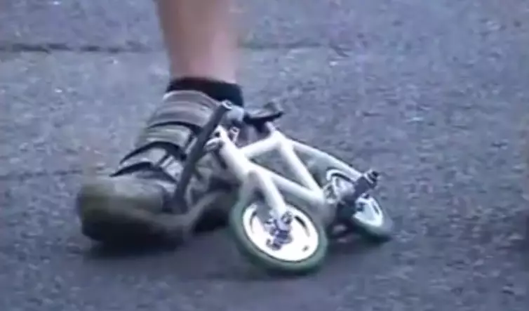 Ajaib! Sepeda terkecil di dunia ini tak remuk digowes orang dewasa