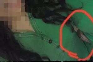 Foto tangan gaib peluk pinggang cewek selfie ini bikin merinding!