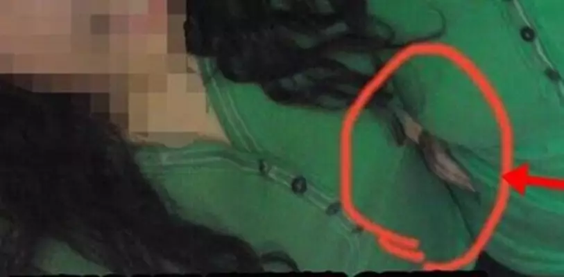 Foto tangan gaib peluk pinggang cewek selfie ini bikin merinding!