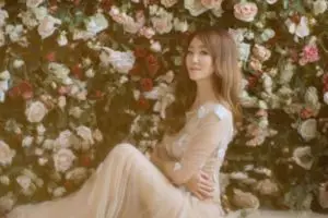 Kamu tak akan percaya jika wanita seksi ini berusia 50 tahun, wow!