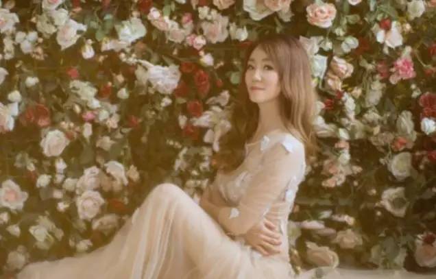 Kamu tak akan percaya jika wanita seksi ini berusia 50 tahun, wow!