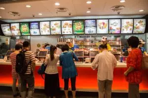 Cerita pelayan restoran cepat saji, pernah trauma dibentak pembeli