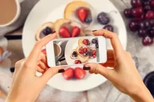 Ini manfaat yang kamu dapat dari memotret makanan sebelum dimakan