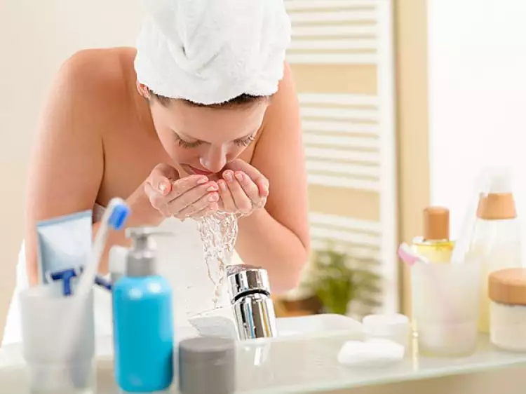 Ini manfaat yang sering diabaikan dari mencuci wajah pakai air dingin