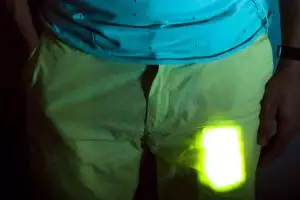 Benarkah taruh HP di saku celana bikin sperma pria nggak 'sakti' lagi?