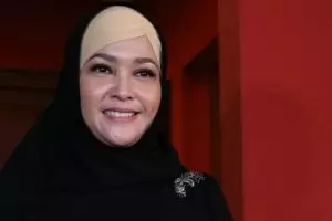 Foto selfie Maia dengan jenazah omnya dihujat, kenapa?