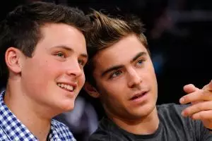 10 Foto Dylan, adik Zac Efron yang bikin cewek lupa diri 