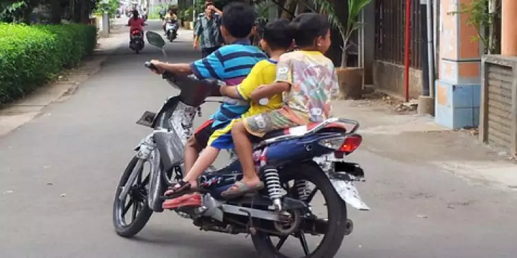 15 Foto anak di bawah umur mengendarai motor, miris banget!