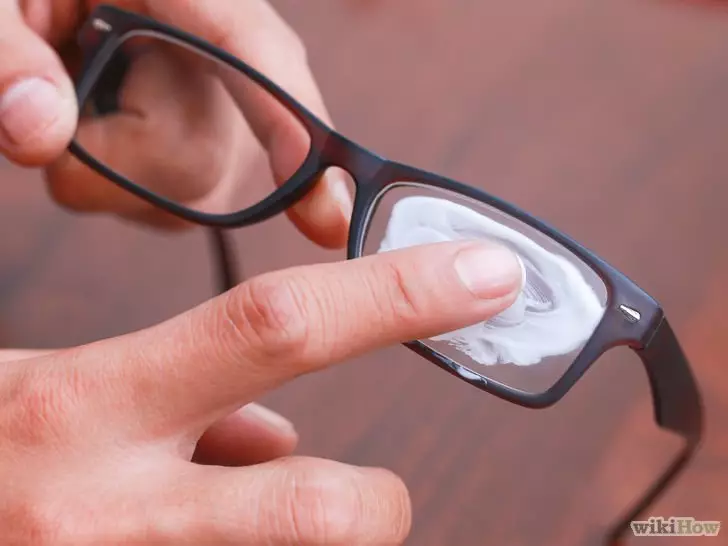 10 Trik simpel yang bikin hidup orang berkacamata jadi lebih mudah