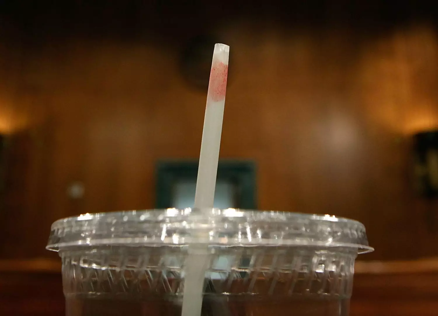 Awas! Minum menggunakan sedotan bisa bikin perut kembung!