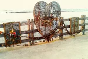 7 Spot ritual gembok cinta ini ternyata ada di Indonesia, kamu tahu?