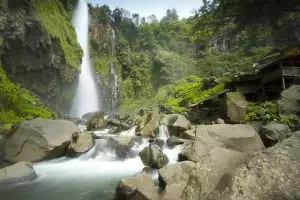 5 Air terjun ini punya mitos bikin enteng jodoh, buruan ke sana mblo! 