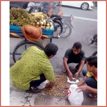 Ugal-ugalan, bus ini senggol gerobak pedagang kacang sampai tumpah!