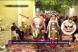 Tak hanya wanita, pria berbusana adat Jawa pun disensor dadanya, duh!