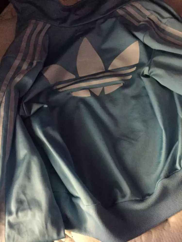 Setelah gaun, kini jaket warna kontroversial muncul, tebak warna apa?