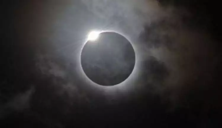 Berbahayakah melihat langsung gerhana matahari total? Ini jawabannya