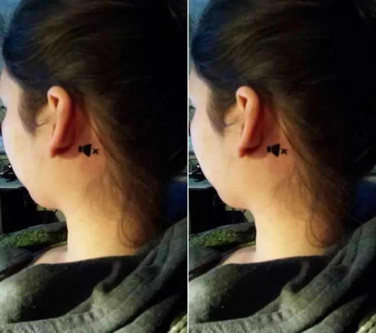 Gadis ini bikin tato di belakang telinga, alasannya bikin terenyuh!