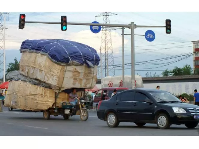 22 Potret kenekatan pengguna jalan membawa angkutan berlebih