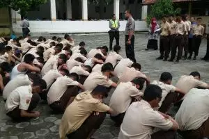 Tak terima dinasihati, puluhan siswa ini hendak keroyok guru BK